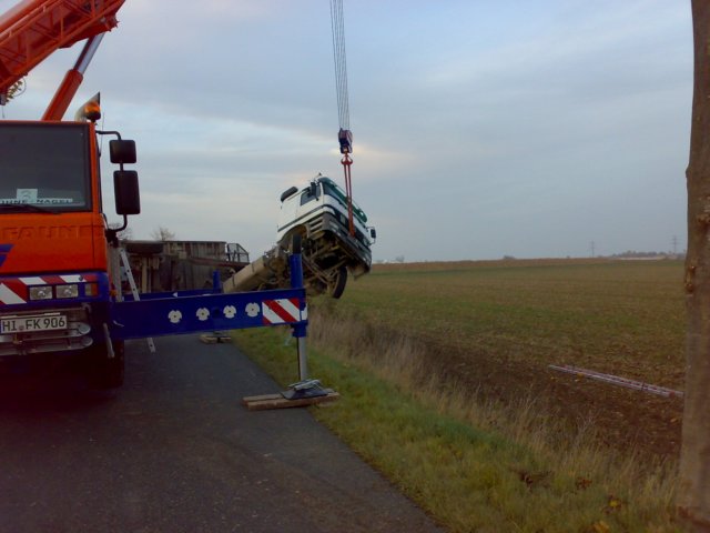 zugmaschinedurchautokrangesichert.jpg